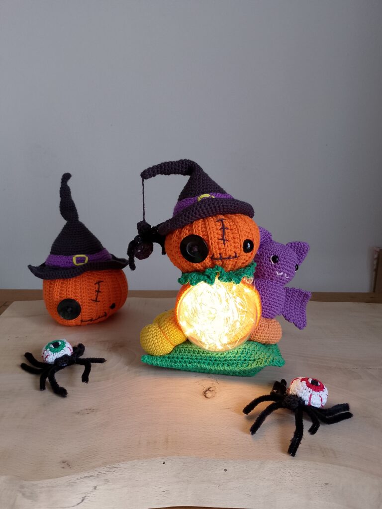 épouvantail citrouille mylene micoton spécial halloween crochet lumiere led