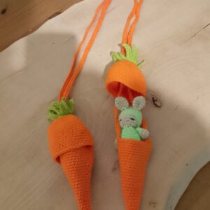 Collier Carotte en Crochet avec Lapin Caché – Un Accessoire Magique pour Enfants