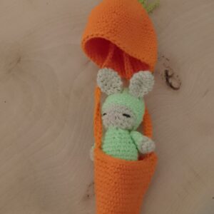 Collier Carotte en Crochet avec Lapin Caché – Un Accessoire Magique pour Enfants