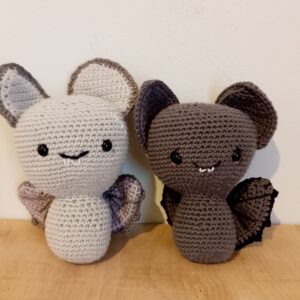 “Un compagnon unique pour des câlins magiques : découvrez la peluche chauve-souris !”