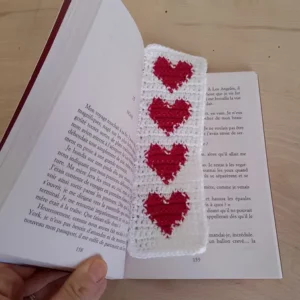 Marque-page au crochet avec 4 cœurs alignés – Le cadeau parfait pour la Saint-Valentin