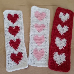 Marque-page au crochet avec 4 cœurs alignés – Le cadeau parfait pour la Saint-Valentin